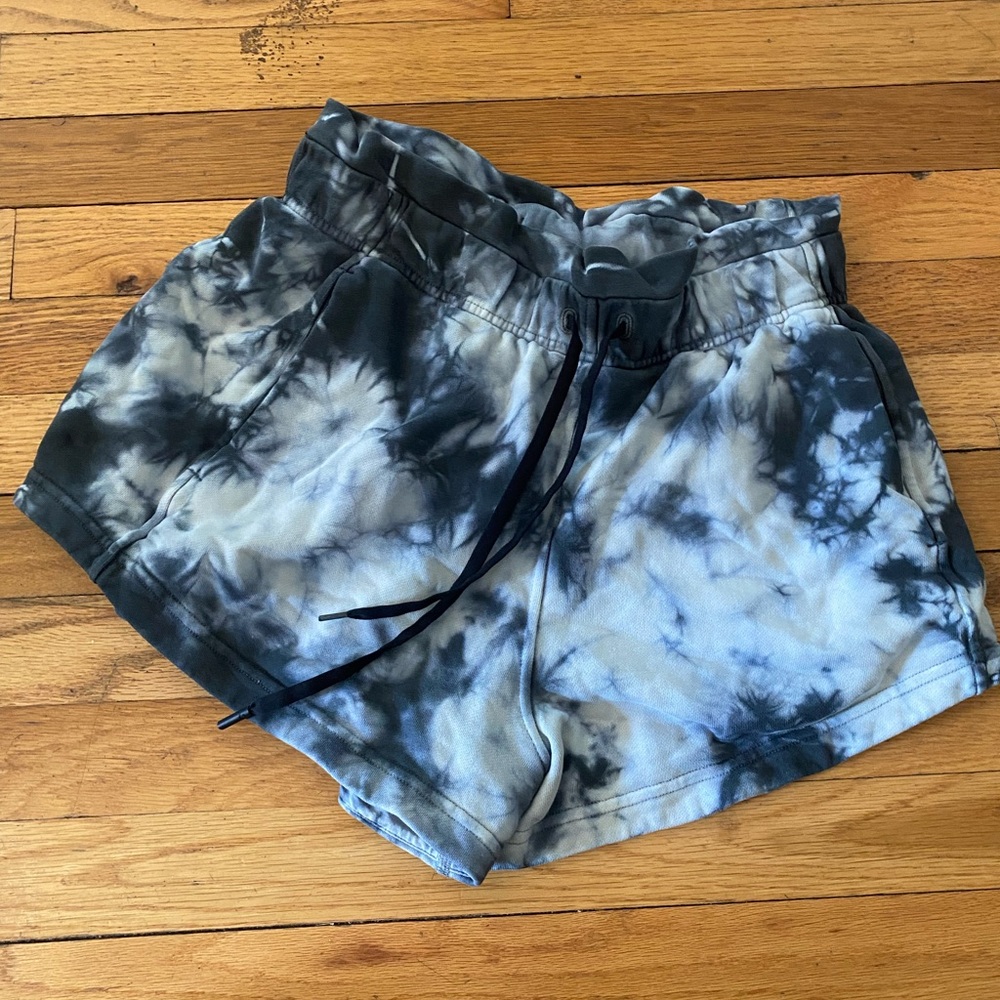 Lululemon Inner Glow Shorts - 8